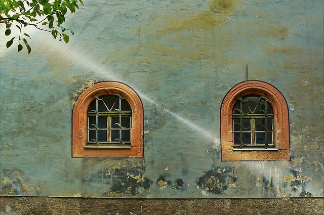 window-831251_640