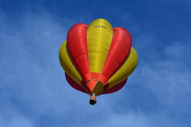hazelw90-hot-air-balloon-911657_640